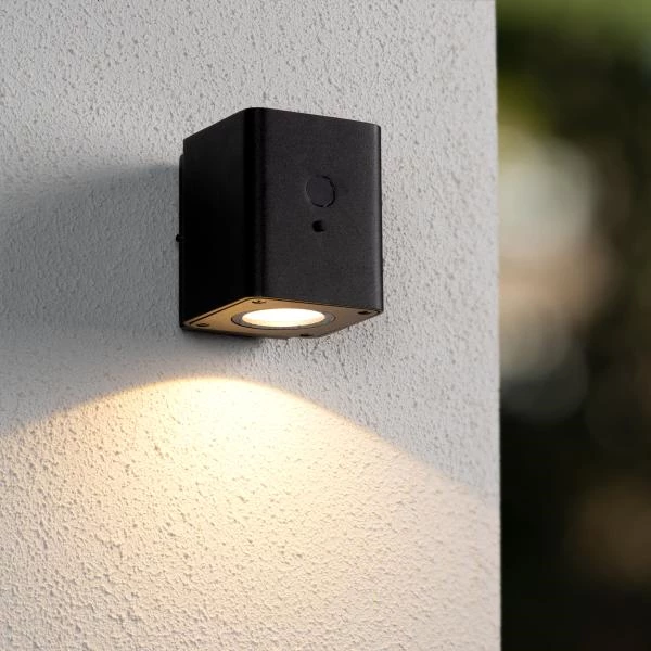 Lucide RAMIN - Applique murale- Énergie Solaire - LED Dim. - 1x1W 2850K/3150K - IP54 - Détecteur Jour/Nuit - Noir - ambiance 1